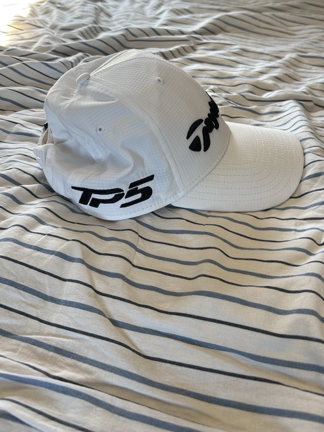 Vit TaylorMade keps med brodyr - 1