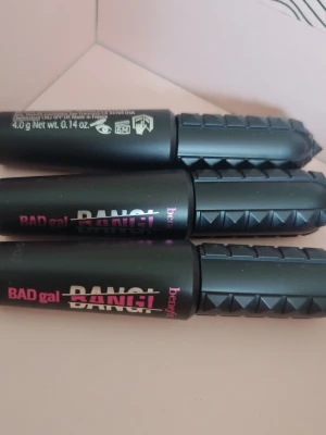 Benefit BADgal BANG! Mascara svart -  3 Mascara från Benefit i modellen BADgal BANG! med svart färg. Tuben är matt svart med rosa och vita detaljer samt ett coolt, räfflat lock för extra grepp. Perfekt för att skapa långa och fylliga fransar med dramatisk effekt.
