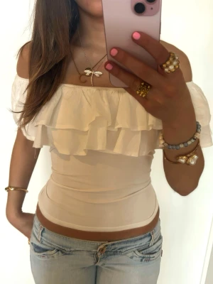 Vit offshoulder volangtopp  - Så söt vit offshoulder volangtopp! Jag är 168 och det är mina bilder, köp via köp nu direkt eller Swish, kvar tills markerad som såld 💖 