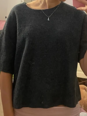 Grå stickad t-shirt - jättefin och mysig grå ribbstickad t-shirt från Zara Storlek S  väldigt mjukt och skönt material💓  obs! katt finns i hemmet