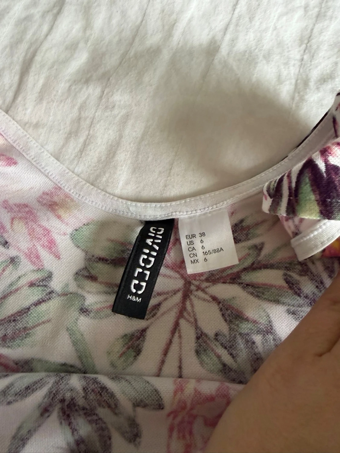 Blommig sommarklänning med axelband - 2