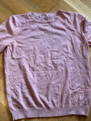 Ljusrosa stickad tröja HM Basic - Ljusrosa stickad kortärmad tröja från HM Basic. Storlek M.