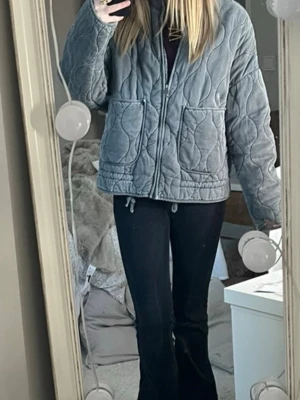 Slutsåld Zara vårjacka - Helt slutsåld. Aldrig använd! St S. Skriv för mer bilder. Pris kan diskuteras! 