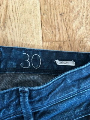 Replay anbass jeans  - Ett par snygga replay jeans i mörkblåfärg. Dem är i storlek 30 och i riktigt bra skick, Bara o skriva vid funderingar.