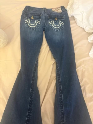 true religion jeans - snygga lågmidjade jeans byxor med mörk blå tvätt uppsydd hos en skräddare jag är 154cm lång men har lite längre ben skulle jag säga! Storlek xs eller xxs lite osäker tyvärr, säljer för att dem inte är min stil längre! Har använt två gånger🙏🏽