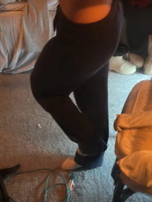 Mörkby mjukis byxor  - Mörkblå mjukis byxor ifrån Gina, i bra skick! I storlek xs💓💓