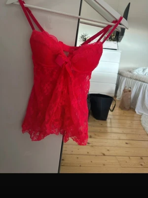 Halterneck topp från Zara  - Snygg svart halterneck topp med hög krage och slät finish. Toppen är ärmlös och har en elegant, lite lös passform som ger en stilren look. Perfekt att matcha med svarta byxor för en clean outfit.