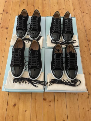 Lanvin skor  - Helt nya lanvin skor med allt orginal. Nypris 5000+. Size uk7-Uk11. Hör av dig vid frågor. 3799kr/st 