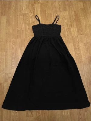 Klänning  - Svart klänning i storlek xs från clockhouse