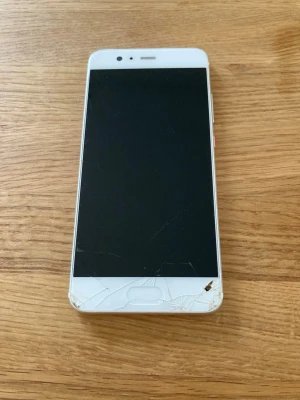 Huawei P10 64GB Olåst - Säljer en fullt fungerande mobiltelefon som tyvärr har lite skador i glaset (därav pris). Inget som påverkar funktion. Fås olåst, återställd och med laddare. - Färg Silver, Minne 64 GB, Skärmstorlek 5.1 " 1920 x 1080, Kamera, 20.0 MP, 8.0 MP, Dual-SIM, Batteri 3200 mAh  Nypris: 3300 SEK Begagnat pris: 1500 SEK Mitt pris: 489 SEK  Skickas alltid snabbt och spårbart. Skriv vid frågor och se gärna mina andra annonser!   GRATIS: För återkommande kunder erbjuder jag personlig experthjälp för dig att 
