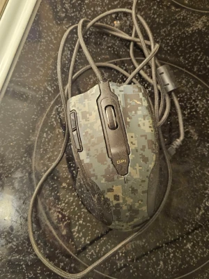 ASUS Echelon Laser gamingmus - Säljer en ASUS Echelon Laser gamingmus med digitalt kamouflagemönster. Musen har flera programmerbara knappar, DPI-knapp och USB-anslutning med flätad kabel. Perfekt för gaming och har ergonomisk form för bättre grepp.