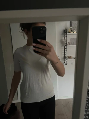 Stickad tshirt  - Säljer denna tröjan från New Yorker då den tyvärr inte kommer till användning längre, endast använd 3-4 gånger och därav i väldigt bra skick! Passar strlk xs-s 