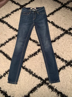 Marc by Marc Jacobs Lou Skinny stl 25 Dam - Ett par Marc Jacobs jeans i fint skick!