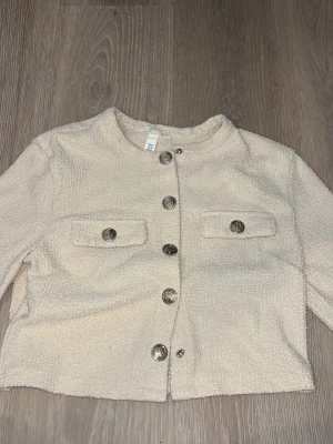 Topp - ⭐️En topp med knappar (inga fickor) från H&M i storlek Xs💗