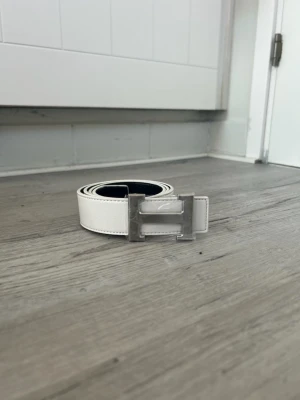 Riktigt snygg vitt bälte från H&M - Riktigt skön bälte från H&M med ett H på. Perfekt för sköna dagar