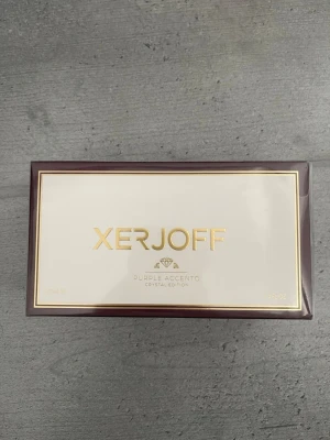 Xerjoff Purple Accento Crystal Edition - Pris går att diskutera. Lyxig parfym från Xerjoff, Purple Accento Crystal Edition. Eau de Parfum, 100 ml. Perfekt för dig som vill ha en exklusiv och unik doftupplevelse. En lekfull och sofistikerad doft som förför med sin söta ananas, saftiga loganbär och strålande blommor. 