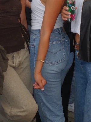 Blå high waist vintage mom jeans - Säljer ett par klassiska ljusblå vintage mom jeans med hög midja och raka ben från Diesel i storlek 30 (skulle säga som en S i jeans). Jeansen har  fickor, bälteshällor och stängs med dragkedja och fyra knappar framtill. Materialet är kraftig denim och tvätten är ljusblå. Perfekta för en avslappnad och trendig vår/sommar look. Obs en liten prick på baksida lår som knappt syns men inte gått bort i tvätt (för vetskap).