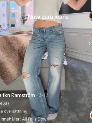 Slutsålda populära jeans från Zara - Helt nya och oanvända, säljer eftersom de var en storlek för stora💕 Helt slutsålda på Zaras hemsida, storlek 36