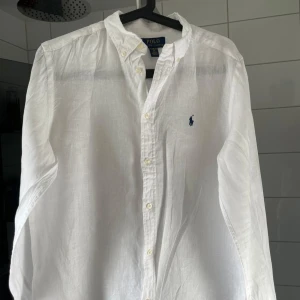 Vit linneskjorta från Polo Ralph Lauren - Sommarens fetaste linne skjorta från Ralph Lauren 10/10 skick använd vid Max 3 tillfällen 🤩 byten fungerar oftast, nypris 1750! Vid funderingar skriv jätte gärna 👏