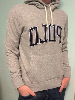 Ljusgrå Ralph Lauren hoodie - M - Säljer denna stilrena och snygga Ralph Lauren hoodien.  Hoodien är i mycket bra skick. Storlek M! Har du några frågor? Tveka inte att höra av dig. Allt gott från Deluxe garderoben ⭐️ 