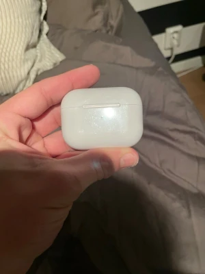 Apple AirPods Pro med laddningsetui - Säljer ett par Apple AirPods Pro med det klassiska vita laddningsetuiet. Smidig och kompakt design i blank plast som är enkel att ta med sig överallt. Perfekt för dig som vill ha trådlösa hörlurar med grymt ljud och snygg look.