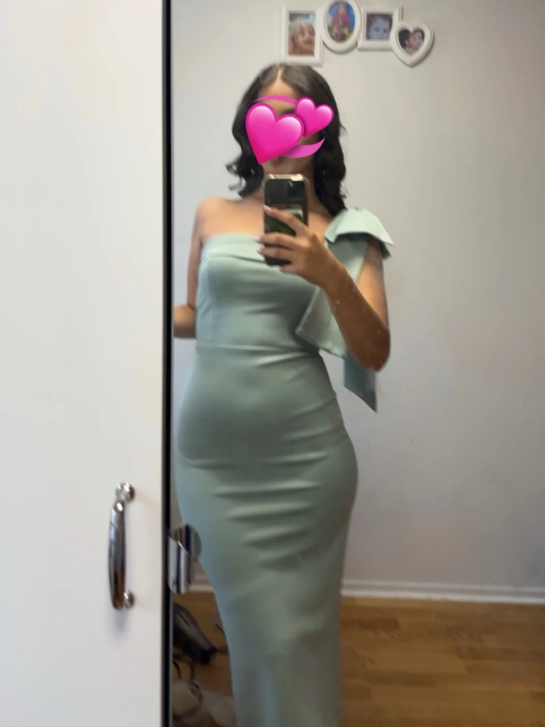 Ljusgrön axelbandslös klänning