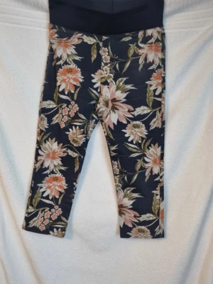 Byxor - Blommiga 3/4 byxor i storlek S från freequent. Stretchigt material och resor i midjan. Fint skick.