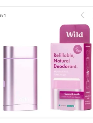🍒Wild refillcase för vegan deo🍒 - 🍒WILD🍒Wild påfyllningsbart refillcase i metall med lila färg. Snygg och hållbar design som passar perfekt i väskan. Enkel att fylla på med deo som är vegansk och fri från aluminium.🍒