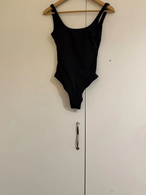 Svart klassisk baddräkt/ body  - En stilren svart baddräkt men kan andvändas som body 