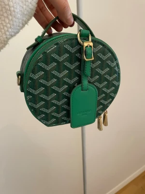 Helt ny väska  - Aldrig använt helt ny, band ingår 