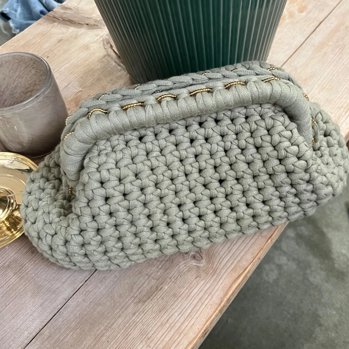 Handvirkad grön kuvertväska - 2