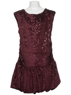 Vinröd glittrig kortklänning - OBS!! Den här korta klänningen är storlek 170 som är för barn i åldersgruppen 13-15 år, och motsvarar xs/s. Vinröd kortklänning med glittriga paljetter och lös passform. Klänningen har ärmlös design, rund halsringning fram och djup v-ringning i ryggen. Perfekt för dig som vill sticka ut med en festlig look.