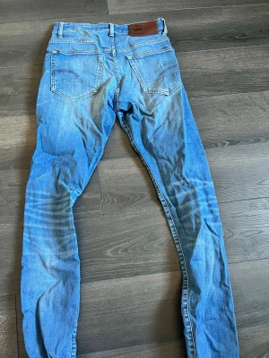 G Star Jeans 3301 straight tapered - Ljusblåa slim fit jeans av G-Star raw. Modell 3301 straight tapered. Storlek 27/32. 