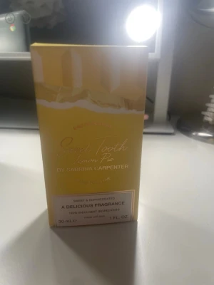 Sabrina carpenter Sweet Tooth Lemon Pie parfym 30 ml - Söt och sofistikerad parfym från Sabrina Carpenter, Sweet Tooth Lemon Pie. Flaskan är gul och formad som en chokladkaka, vilket ger en unik och lekfull känsla. Förpackningen är också gul med vita detaljer och text i guld. Innehåller 30 ml. Den luktar otroligt, aldrig använd och helt ny för att jag använder den inte🌸💐☀️