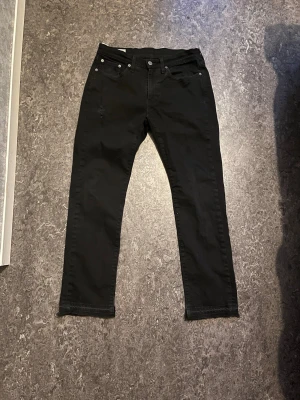 Distressed Levi's - Snygga svarta jeans från Levi's som är proffisionelt distessed kan gå ner vid snabbt köp storlek W30 L30