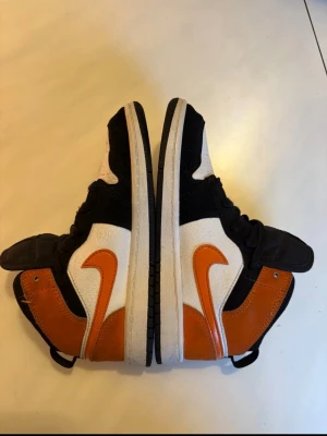 Jordan 1 mid  - Storlek EU 32