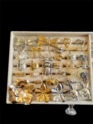 Accessoarer i guld och silver  - Säljer justerbara (inte alla) smycken i guld och silver. alla är helt nya. Stora ringar 99kr st. Små ringar 89kr st. Halsband 99kr st. Örhängen 99kr. Vid köp av fler saker får du rabatt 🎀skriv till mig innan du köper för att vara säker på att smycket inte är sålt!💕 det finns separata annonser för varje smycke. Köp gärna genom bundle om du vill köpa flera!💘