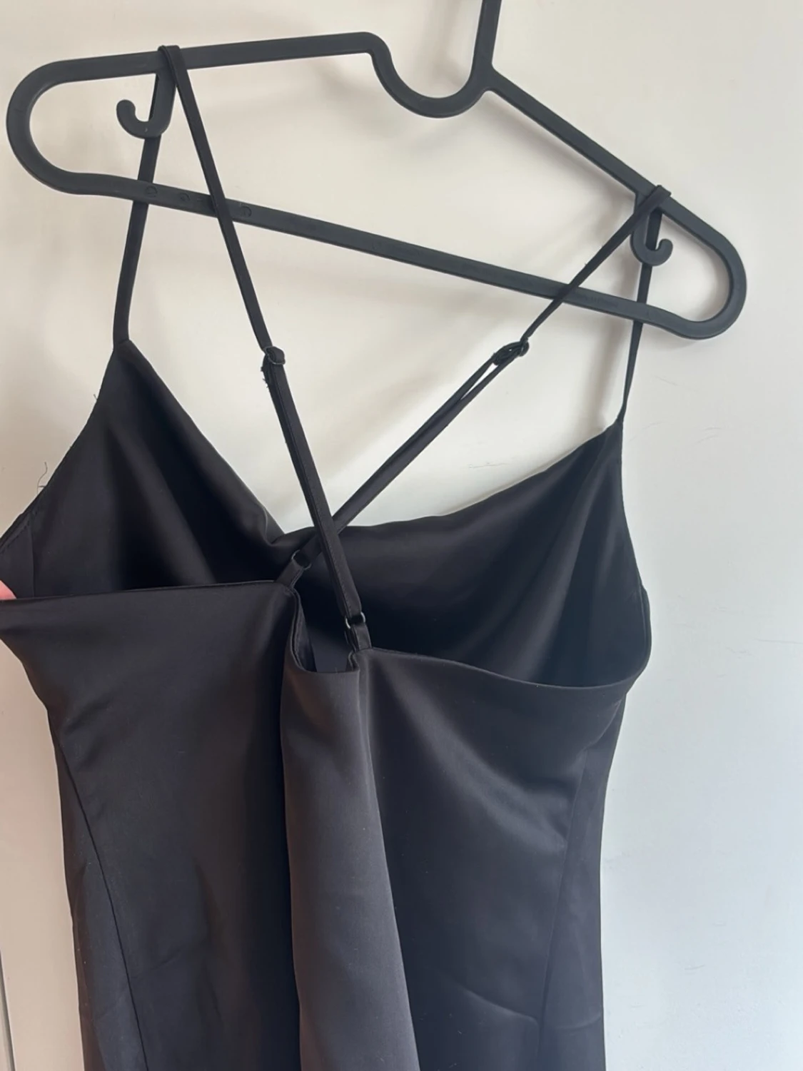 Svart satin klänning  - 1