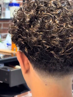 Curling Cream med svart ricinolja - Curling Cream med svart ricinolja som definierar lockar, minskar friss och återfuktar håret för en glansig och hälsosam look. Passar alla typer av lockar och ger naturlig textur. Kommer i en rund burk med svart lock och orange etikett.