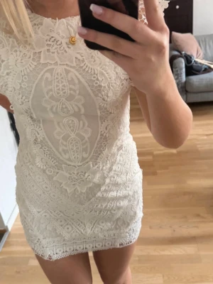 Vit spetsklänning  - Jätte fin spets klänning från Nelly icon, mycket bra skick, perfekt nu till student och avsluting😊öppen rygg 