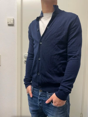Cardigan - Snygg tunn blå cardigan från Charles Tyrwhitt. Väldigt bra skick. Modellen är 173cm, 64kg. Pris kan diskuteras!!