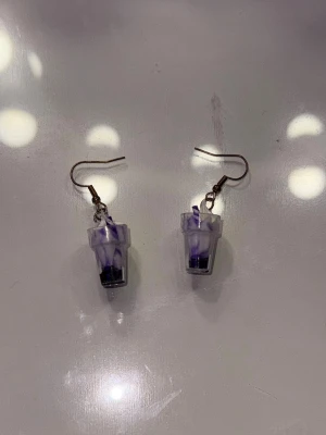 Örhängen  - Två örhängen. Ett osr milkshake örhängen och ett par små drinkar. Handgjord, men berlockerna är från shein