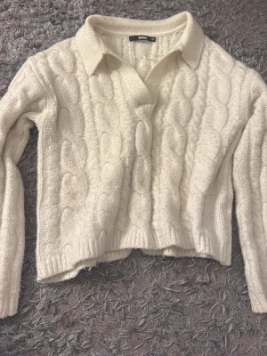  kabelstickad tröja Bik Bok - Stickad tröja från biokbok 