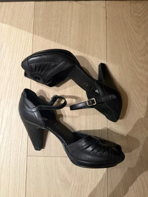 Hæler 39 - Pent brukt hæler i størrelse 39! Null feil og kan brukes for dans!  Kan leveres eller hentes i Frogner!