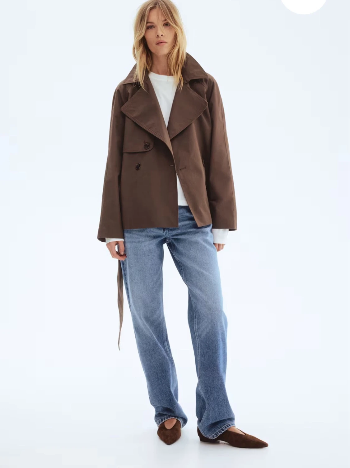 Kort brun trenchcoat med bälte