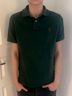 Ralph Lauren Piké - Säljer denna feta Raffe pikétröjan, perfekt för det varmare vädret. Storlek M, modellen är 187, 75kg.