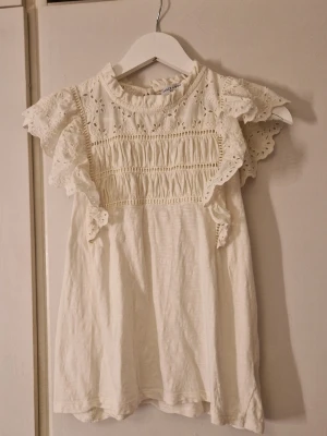 Lindex Holly & whyte  - Fin och söt topp som är perfekt till sommaren🌸den är i fint skick utom att den hat en liten fläck på insidan men inget som syns utåt. Köptes från en annan på plick men kommer ej till användning, går bra att köpa direkt 👍🏻