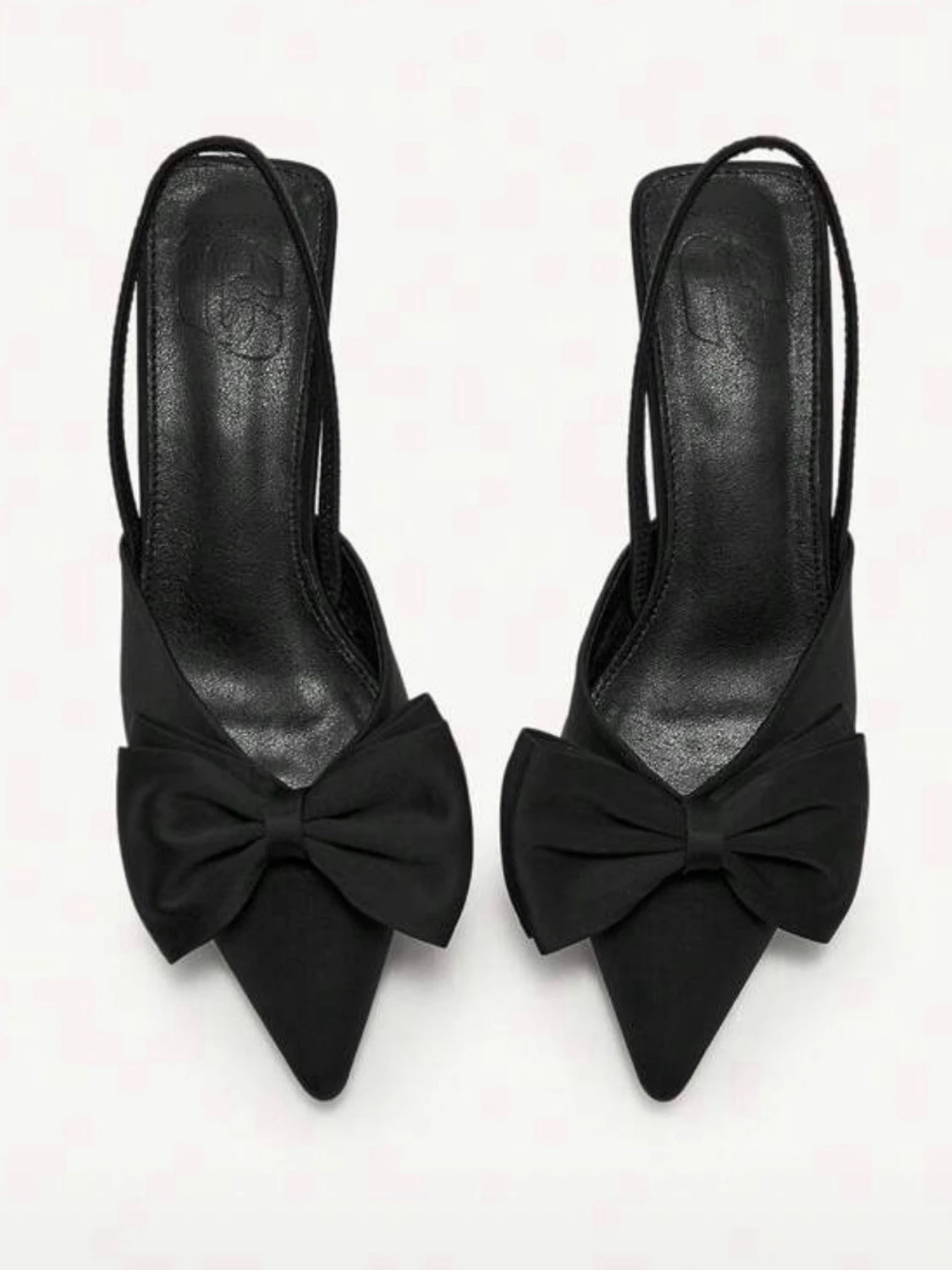 Svarta pumps med rosett