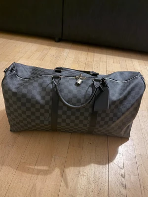 Louis Vuitton keepall damier 55 - Hej säljer denna keepall väskan . Inköpt i vesitaire för 13500. Användes endast en gång i min resa i marbella som ni ser på sista bilden . Axelrem lås nycklar allt följs med . Kan även mötas i Stockholm 