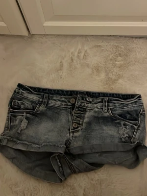 Lågmidjade jeansshorts - Säljer dessa vinted jeansshorts då dom tyvär inte passar längre i stl S